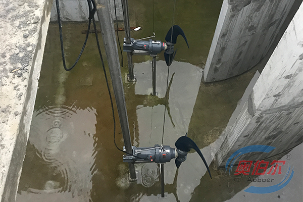 帶水安裝潛水推流器改造現場